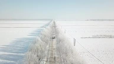 冬天乡村小路的雾凇视频的预览图